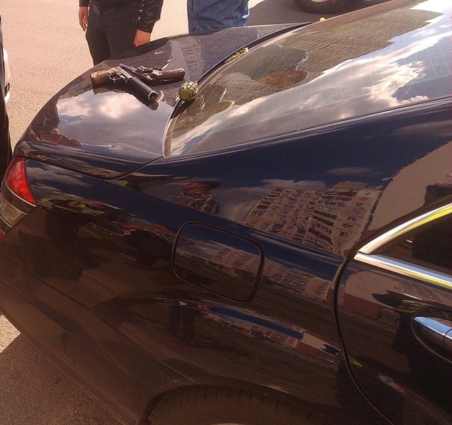 В машине были пистолеты, а в кармане водителя – граната. Фото: пресс-служба управления ГАИ в Киеве