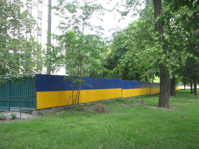 Забор возле ОГА выкрасили в государственные цвета. Фото: А. Никитин