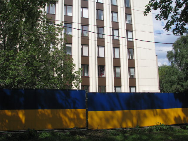 Забор возле ОГА выкрасили в государственные цвета. Фото: А. Никитин