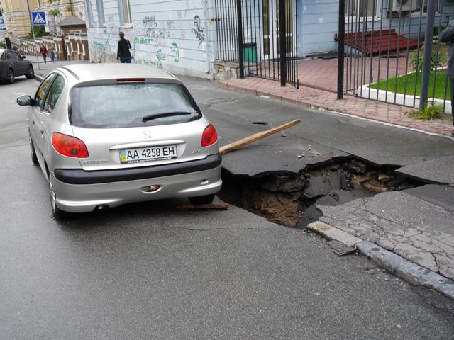 Под машиной провалился асфальт. Фото: Эльдар Сарахман, gazeta.ua