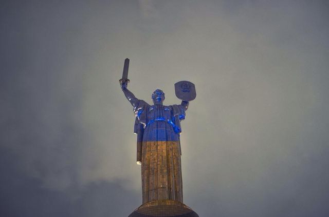 Самый большой памятник столицы напомнил о единстве Украины Фото: Н. Марусик