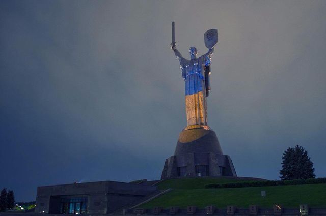 Самый большой памятник столицы напомнил о единстве Украины Фото: Н. Марусик
