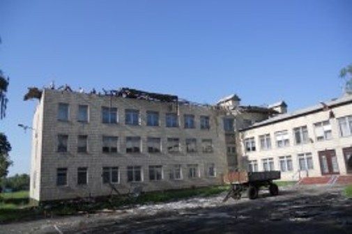 Ураган оставил школу без крыши и побил окна. Фото: пресс-служба ГоСЧС в Киевской области