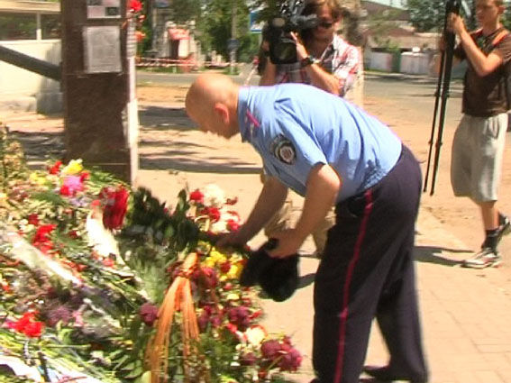 У горуправления милиции Мариуполя почтили память погибших коллег. Фото: mvs.gov.ua