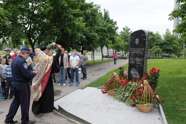 В память о погибших инспекторах ГАИ установили мемориальную плиту. Фото: пресс-служба управления ГАИ в Киеве