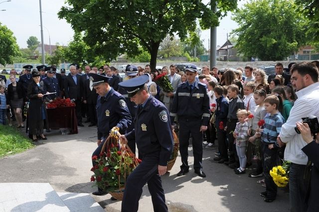 В память о погибших инспекторах ГАИ установили мемориальную плиту. Фото: пресс-служба управления ГАИ в Киеве