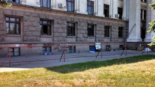 Одесский дом профсоюзов ограждают забором. Фото: dumskaya.net