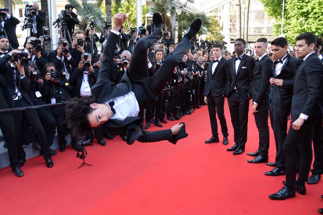 Канны. Французский актер Рашид Юсуп выполняет трюк перед собравшейся публикой. Фото: AFP