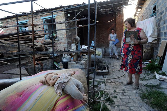 Славянск, Донбасс. Женщина стоит в своем доме, который разрушили результате боевых действий между украинскими военными и пророссийскими боевиками. Фото: AFP