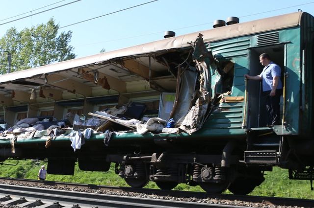 Підмосков'я. Вантажний і пасажирський потяги зіткнулися вдень 20 травня. У страшній катастрофі загинули шість пасажирів, госпіталізовані десятки людей. Стан 10-х лікарі оцінюють як вкрай важкий. Всього у момент катастрофи в поїзді знаходилися 394 людини. Фото: ІТАР-ТАСС, В'ячеслав Прокоф'єв