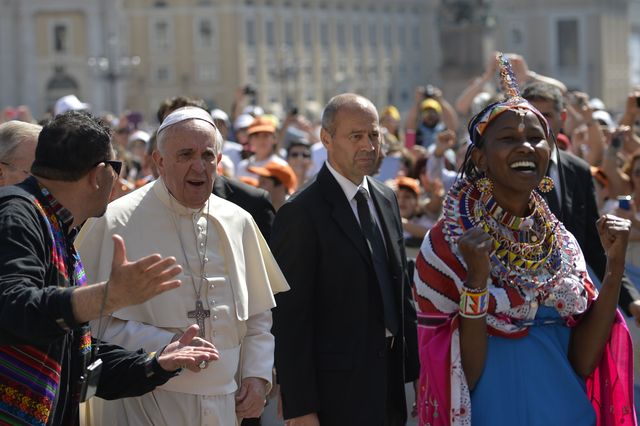 Ватикан. На площади Святого Петра прошел международный фестиваль  коренных народов и племен. Фото: AFP<br />
