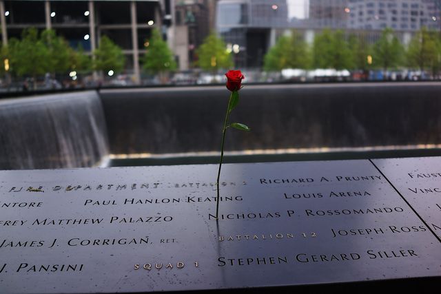 в Нью-Йорке открылся музей, посвященный трагедии 11 сентября. Экспозиция расположилась прямо на Ground Zero — в фундаменте башен-близнецов. Открывал музей лично Барак Обама вместе с близкими погибших. Для широкой публики музей открыли 21 мая. Фото: AFP