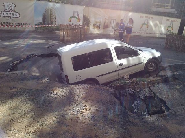 <p>Машину довго не могли дістати з ями. Фото: Peter Klinch (Facebook), Аварійна служба 1581</p>