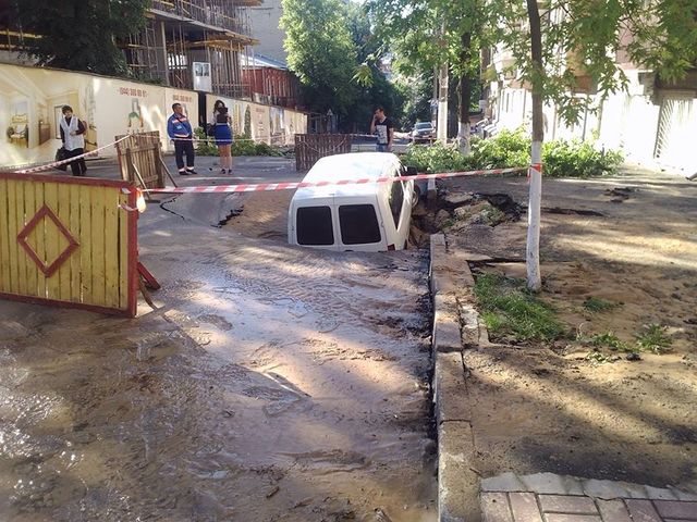 <p>Машину довго не могли дістати з ями. Фото: Peter Klinch (Facebook), Аварійна служба 1581</p>