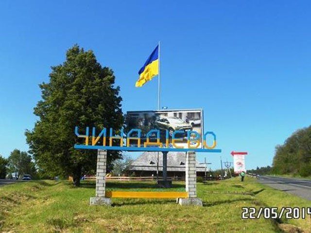Украинцы на въздах в населенные пункты раскрашивают стелы в сине-желтые цвета. Фото: 24tv.ua