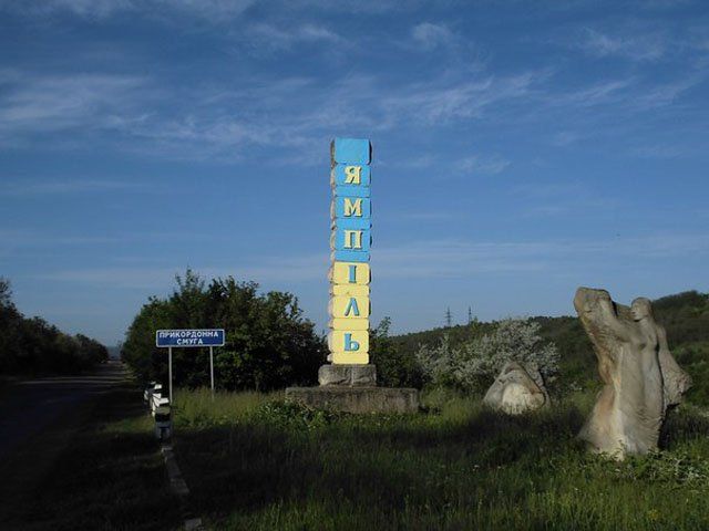 <p>Українці на в'здах в населені пункти розфарбовують стели в синьо-жовті кольори. Фото: 24tv.ua</p>