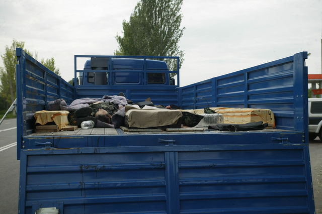 В результате боя под Донецком погибли люди. Фото: AFP и Б.Россинский, "Сегодня"