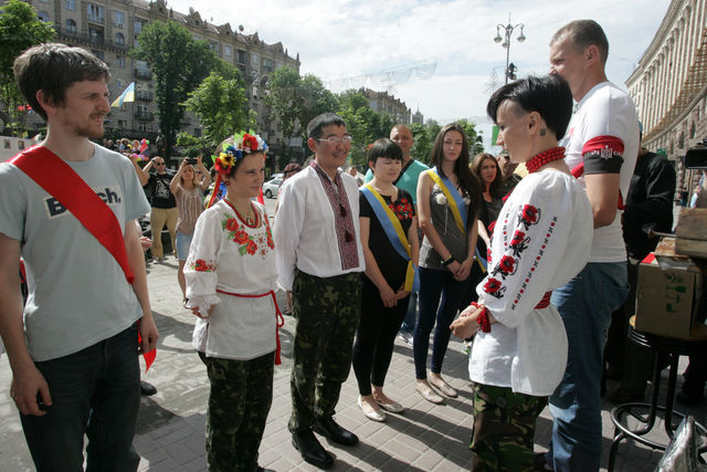Лиза и Виталий отгуляли свадьбу на Майдане. Фото: Сергей Ревера