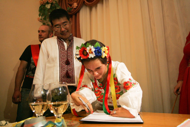 Лиза и Виталий отгуляли свадьбу на Майдане. Фото: Сергей Ревера