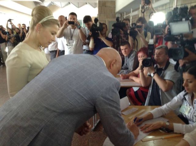 Тимошенко проголосовала в днепропетровске. Фото: Пресс-служба Ю.Тимошенко