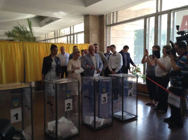 Тимошенко проголосовала в днепропетровске. Фото: Пресс-служба Ю.Тимошенко