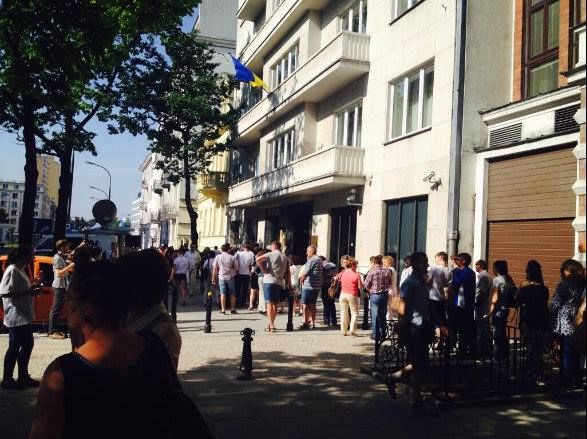 Так голосують у Варшаві  Фото: @eTe_ua