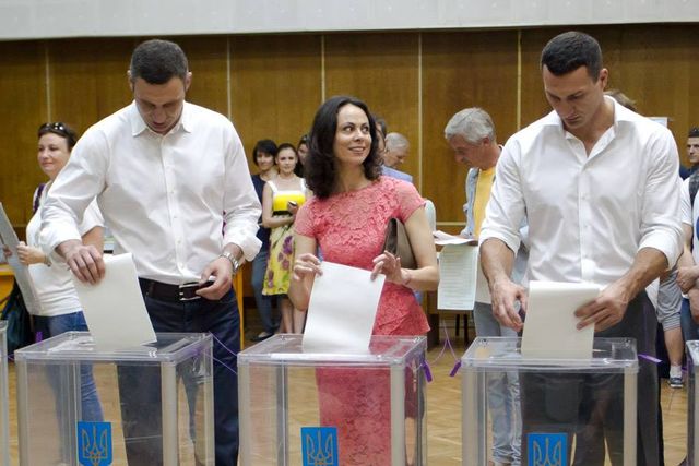 Кличко голосуют. Фото: facebook.com/Vitaliy.Klychko