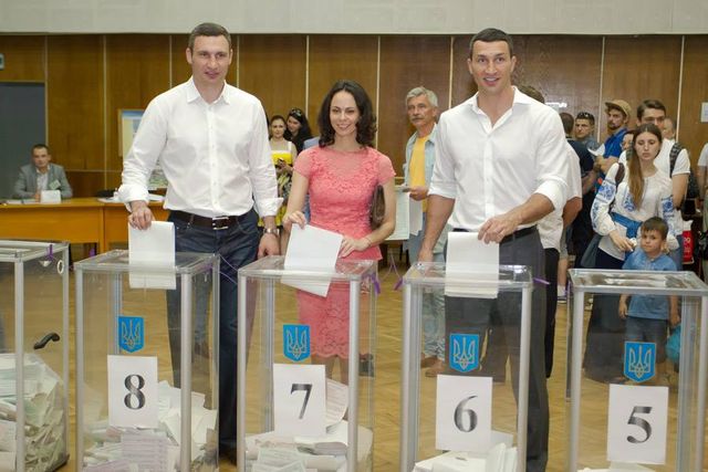 <p>Клички голосують. Фото: facebook.com/Vitaliy.Klychko</p>