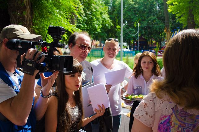В Днепропетровске студенты выступили за мир. Фото: ОГА