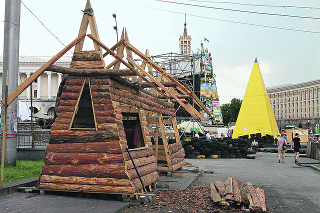 Срубы. Строят основательные домики в виде палаток. Фото: Анастасия Искрицкая