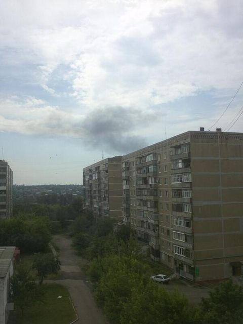 Столб дыма над Славянском. Фото: twitter.com