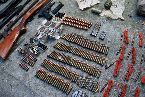 У преступника изъяли арсенал оружия и поддельные паспорта. Фото: пресс-служба МВД