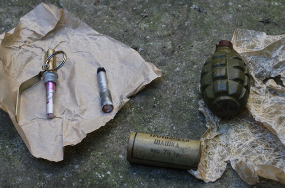 У преступника изъяли арсенал оружия и поддельные паспорта. Фото: пресс-служба МВД