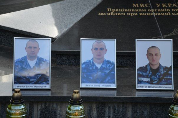 У памятника Погибшим милиционерам выставлены портреты жертв террористов. Фото: Вконтакте
