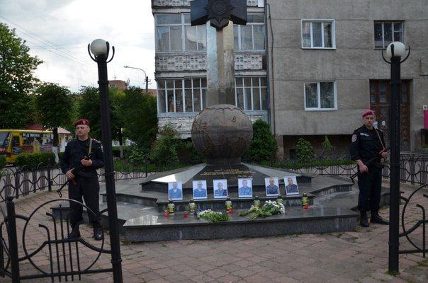 <p>Біля пам'ятника Загиблим міліціонерам стоять портрети жертв терористів. Фото: Вконтакте</p>