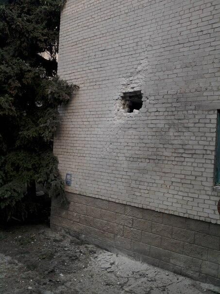 <p>Невідомі обстріляли дитячу лікарню в Слов'янську. Фото: twitter.com / Sloviansk</p>