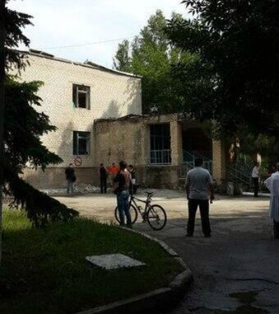 Неизвестные обстреляли детскую больницу в Славянске. Фото: twitter.com/Sloviansk