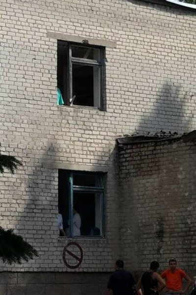 Неизвестные обстреляли детскую больницу в Славянске. Фото: twitter.com/Sloviansk