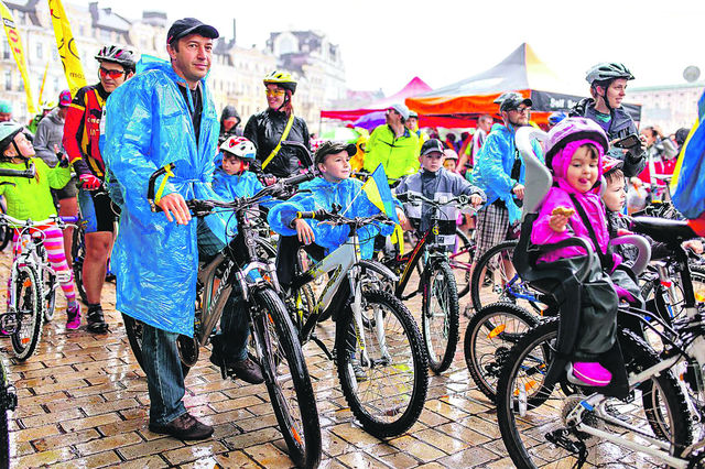 Велопробіг. Маленьких спортсменів дощ не злякав! Вони у дощовиках підкорювали дистанцію. Фото: tdway.com