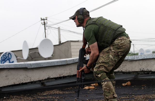 Во время штурма Луганского погранотряда боевики вели огонь с жилых районов. Также террористы понесли потери (18+). Фото: AFP