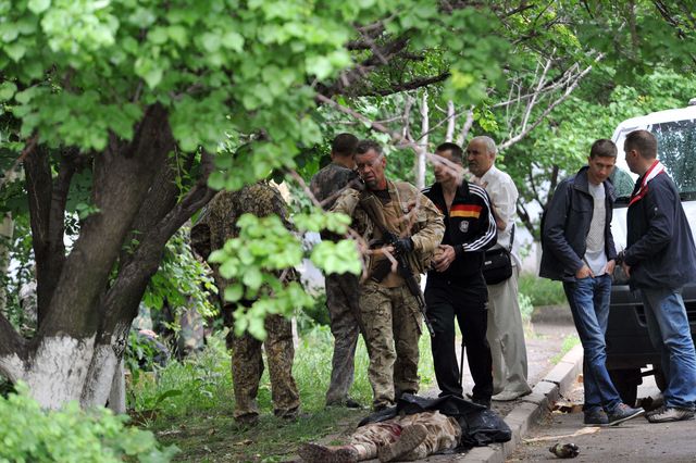 Во время штурма Луганского погранотряда боевики вели огонь с жилых районов. Также террористы понесли потери (18+). Фото: AFP