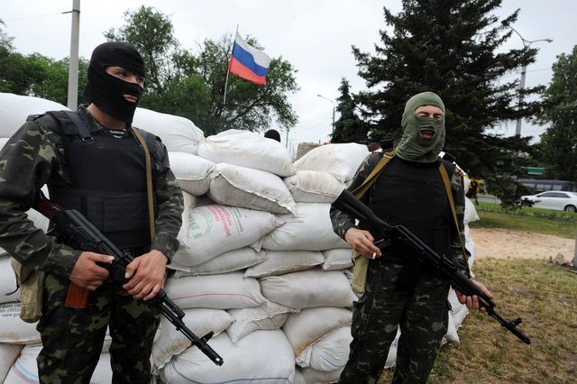 Мотель. На въезде в Донецк у боевиков ДНР есть даже бронетехника. Фото: AFP