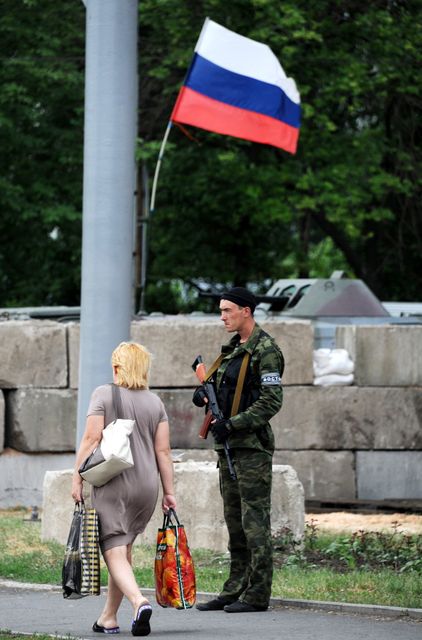 Мотель. На въезде в Донецк у боевиков ДНР есть даже бронетехника. Фото: AFP
