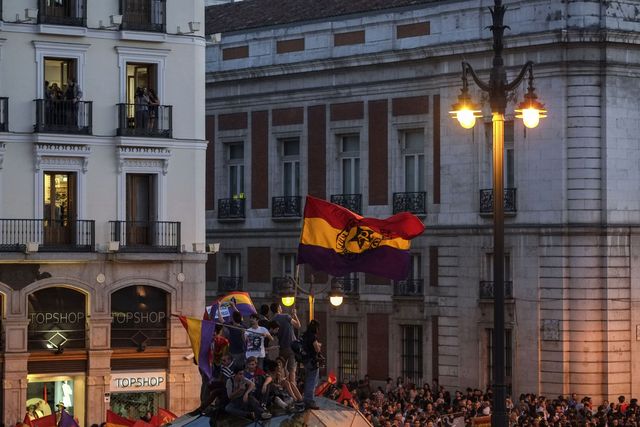 Несколько десятков тысяч человек вышли на улицы более 60 городов Испании с требованием провести референдум, фото AFP