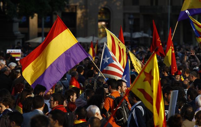 Несколько десятков тысяч человек вышли на улицы более 60 городов Испании с требованием провести референдум, фото AFP