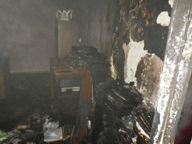 <p>У Торезі спалили офіс газети "Гірник". Фото: facebook.com / roman.tor</p>