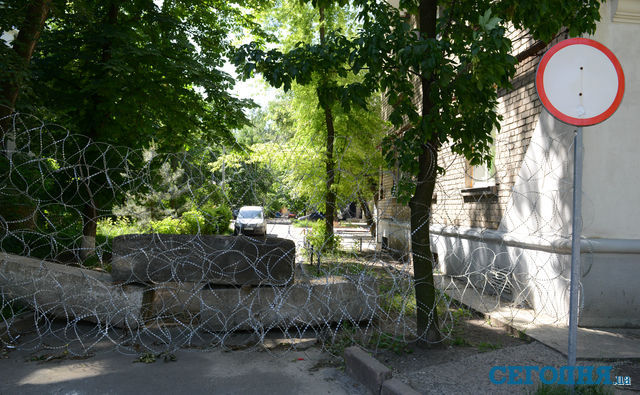 Спустя два месяца после захвата ДонОГА территорию вокруг здания продезинфицировали. Фото: А.Беркан
