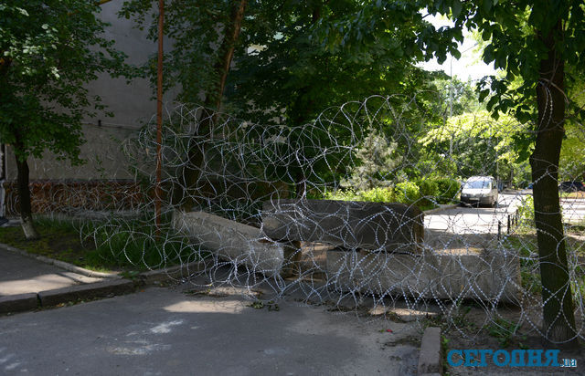 Спустя два месяца после захвата ДонОГА территорию вокруг здания продезинфицировали. Фото: А.Беркан