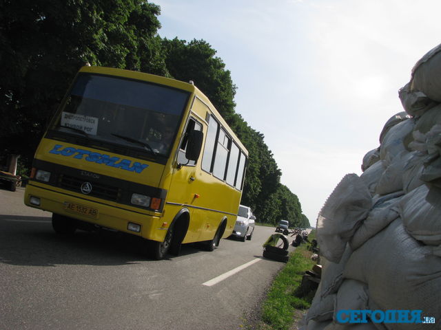 У Дніпропетровську охороняють в'їзди в місто. Фото: Андрій Нікітін