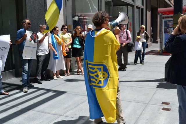 Украинцы в США провели пикет дипломатических учреждений Франции Фото: vidia.org